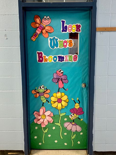 Look who’s blooming classroom door flowers bugs spring Garden Theme Classroom, Classroom Display Boards, Color Paper Crafts, Spring Door Decoration, Class Door, School Door Decorations, Garden Friends, Display Boards, Classroom Display