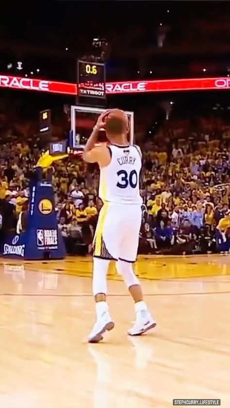 stephcurry_lifestyle on Instagram: Stephen Curry with Crazy passes. #stephcurry #basketball #klaythompson #gym #tattoo #art #amazing #hiphop #kpop #nba #rapper #gucci #happy… Lebron Dunk, Basketball Live Wallpaper, Ja Morant Style, Basketball Training Drills, Gym Tattoo, Basketball Workouts Training, Nba Funny, Video Sport, Funny Sports Videos