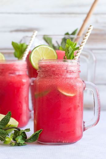 Homemade Agua Fresca, Margarita Punch Recipe, Watermelon Cocktails, Cocktail Prosecco, Watermelon Slushie, Watermelon Cocktail, Homemade Alcohol, Prosecco Cocktails, Watermelon Margarita