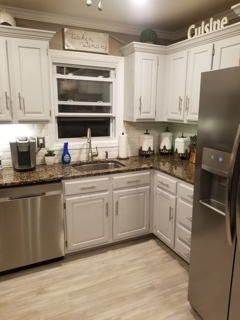 Dark Granite Light Cabinets Kitchen, Dark Granite Countertops White Cabinets, Kitchen Cabinet Color Ideas With Dark Granite Counters, Dark Brown Granite Countertops, Dark Granite Kitchen, Light Grey Cabinets, Modern Kitchen Room, White Cabinets White Countertops, Brown Granite Countertops