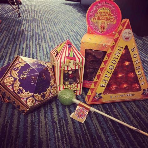 Honey Dukes Honey Dukes Aesthetic, Chocolate Frogs Harry Potter, Harry Potter Sleepover, Harry Potter Potion Labels, Honeydukes Candy, Honey Dukes, Harry Potter Diy Decorations, Kertas Vintage, Harry Potter Christmas Decorations