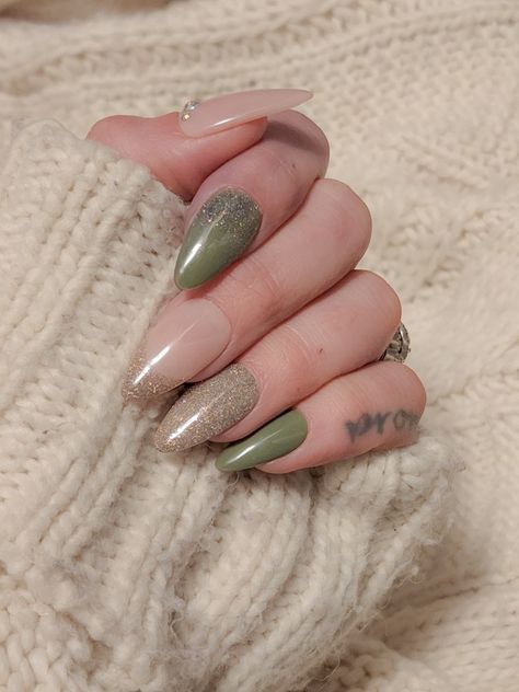 Green Press On Nails, Beige Nails Design, Gold Gel Nails, Glitter Press On Nails, Olive Nails, Nail Art Designs For Beginners, Taupe Nails, Wedding Day Nails, Nail 2023