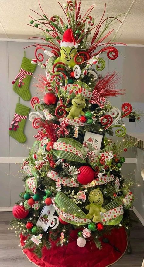 Grinchmas Tree, Grinch Tree, Deco Halloween, Grinch Trees, White Christmas Tree Ideas, Grinch Christmas Party, Grinch Christmas Tree, Grinch Christmas Decorations, Christmas Tree Decorating Themes