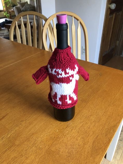 Free Pattern! Cute wine bottle Ugly Christmas Sweater Reindeer Wine Bottle, Wine Bottle Sweater, Wine Bottle Christmas, Moose Pattern, Wine Bottle Crafts Christmas, Wine Bottle Design, Bottle Cozies, Christmas Wine Bottles, Beginner Knitting Patterns