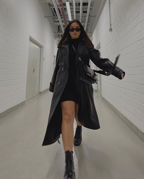 all in black , black trench coat , black boots , black mini bag and black littel dress Black Trench Coat Dress, Black Trench Coat Outfit Spring, Long Trench Coat Outfit, Trench Coat Outfit Spring, Dress Black Boots, Long Black Trench Coat, Soft Dramatic, Loafers Outfit, Black Trench Coat