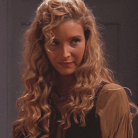 Phoebe Buffay Haircut, Phoebe Buffay Curly Hair, Phoebe Buffay Hair, Phoebe Core, Lisa Kudrow Friends, Phoebe Buffay Outfits, Regina Phalange, Banana Hammock, Lisa Kudrow