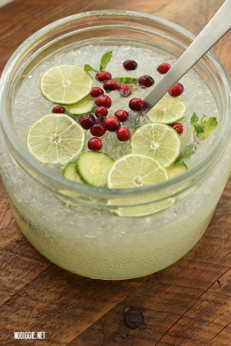 Cucumber Limeade Party Punch (with recipe video!) | NoBiggie.net Summer Non Alcoholic Drinks, Limeade Punch, Cucumber Limeade, Holiday Party Punch, Blue Punch Recipe, Baked Beans Crock Pot, Blueberry Margarita, Pink Lemonade Recipes, Mocktail Ideas