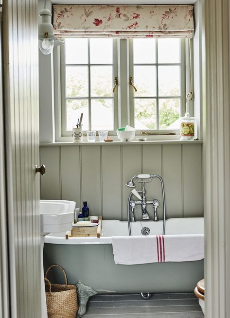 clawfoot tub - small bathroom Bathroom Ideas With Clawfoot Tub, Small Bathroom With Clawfoot Tub, Bathrooms With Clawfoot Tubs, Clawfoot Tub Ideas, Bathroom With Clawfoot Tub, Tub Bathroom Ideas, Black Clawfoot Tub, Clawfoot Tub Bathroom, Clawfoot Tub Shower