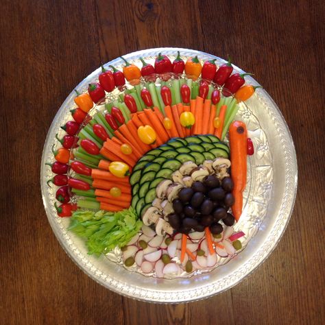 Thanksgiving vegetable platter idea! I used tomatoes, celery, carrots, olives! Relish Plate Thanksgiving, Turkey Vegi Tray, Thanksgiving Cheese Platter, Thanksgiving Trays, Thanksgiving Boards, Turkey Charcuterie, Turkey Veggie Platter, Thanksgiving Veggie Tray, Veg Platter