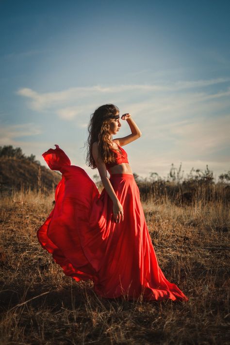 Red Dress Outdoor Photoshoot, Outdoor Fashion Photography, Prom Backdrops, Tale Dress, Cindy Dress, Prom Picture Poses, Prom Photoshoot, 21st Birthday Photoshoot, Summer Photoshoot