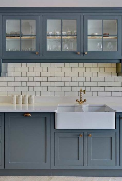 Kitchen Remodel Dark Cabinets, Traditional Backsplash, Kitchen Backsplash Ideas With Dark Cabinets, Backsplash With Dark Cabinets, Trendy Kitchen Backsplash, Wood Countertops Kitchen, Серая Кухня, White Subway Tile Backsplash, Traditional Kitchen Design