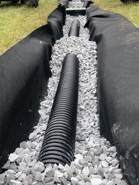 31+ Images of DIY Drainage System Ideas for Water Issues Around Outside of Home, Yard, and Landscape French Drain Diy, Sump Pump Discharge, Foundation Drainage, Drainage Ideas, Sump Pit, French Drain System, Septic Tank Systems, Landscape Drainage, Backyard Drainage