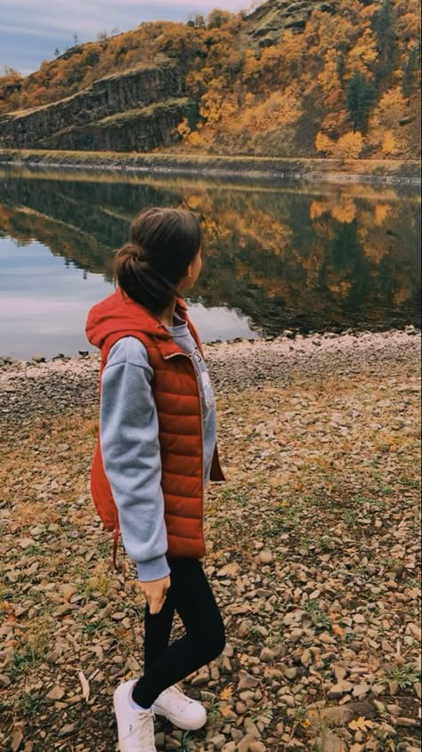 #nature #weather #lake #outfits #pnw #aesthetic Lake Outfit Winter, Moody Mountain Aesthetic Outfit, Outdoor Girl Outfits, Preppy Granola Style, Maine Aesthetic Outfit, Mountain Girl Aesthetic Outfits, Nature Girl Aesthetic Outfits, Mountain Girl Outfits, Seattle Aesthetic Outfit