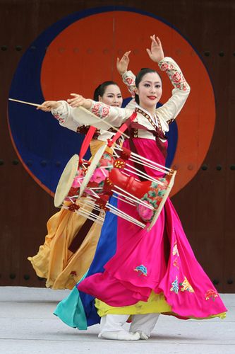 Korean dance performance at Hwaseong in Suwon, Korea www.theworlddances.com/ #theworlddances #dance Poses Dancing, Indian Dancing, Cultural Dance, Flexibility Dance, Korean Dance, Korean Traditional Dress, Girl Painting, World Dance, Korean Hanbok