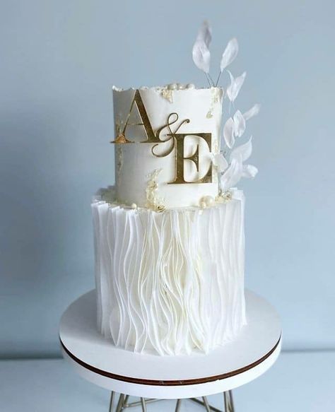 Classy Buttercream Cakes, Engagement Anniversary Cake, Wreath Mirror, White And Gold Wedding Cake, Wedding Cake Display, Cake Lettering, Gold Birthday Cake, Elegant Birthday Cakes, Dream Wedding Cake