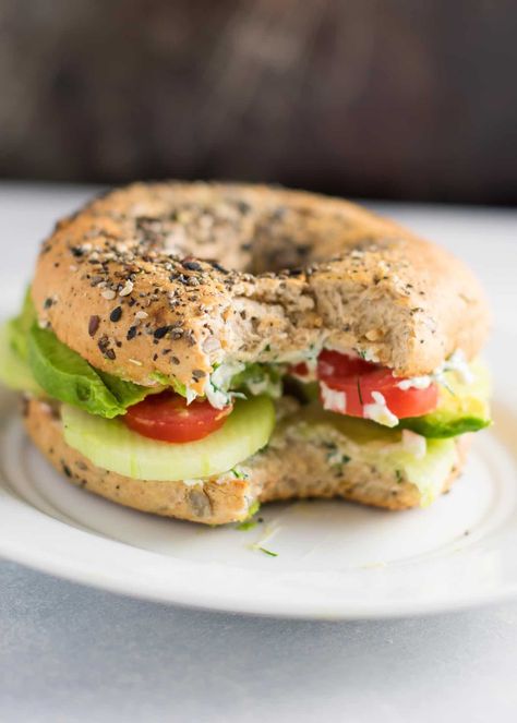 Everything bagel veggie sandwiches with garlic dill cream cheese. Add cucumbers, sliced tomato, avocado, or the veggies of your choice! Bagel Sandwich Vegetarian, Dill Cream Cheese, Veggie Sandwiches, Veggie Bites, Bagel Toppings, Cheese Bagels, Mini Bagels, Tomato Avocado, Bagel Sandwich