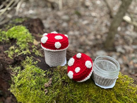 Crochet Mushroom Jar, Crochet Mushroom, Christmas Crochet, Pot Holders, Craft Projects, Stuffed Mushrooms, Embroidery, Sewing, Crochet