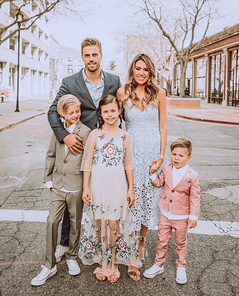 Family Photo Outfits Summer, Modern Photoshoot, Hello Fashion Blog, Xmas Pics, Family Portrait Outfits, Summer Family Pictures, Cute Family Photos, Family Photoshoot Poses, Mom Goals