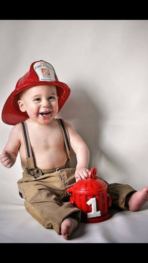 Kiddos Fire Truck Cakes, Firefighter Birthday Cakes, Fire Engine Cake, Firetruck Cake, Truck Birthday Cakes, Fireman Party, Firetruck Birthday Party, Firefighter Party, Fireman Birthday