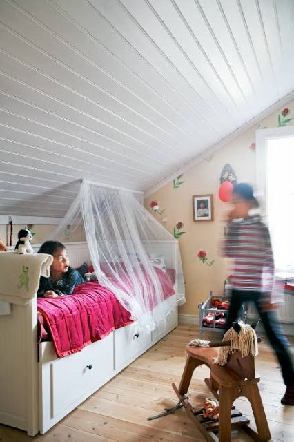 Kids' rooms in the attic (or rooms with sloped ceilings) Decorate Sloped Ceiling, Shiplap Sloped Ceiling, Sloped Ceiling Bedroom Kids, Sloped Ceiling Bedroom, Attic Room Ideas, Attic Renovation Ideas, Teenage Room, Attic Bedrooms, Attic Renovation