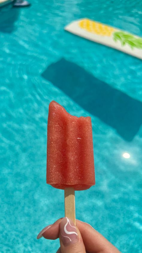 #popsicle #pool #summer #summeraesthetic Summer Popsicles Aesthetic, Outshine Popsicles, Popsicles Aesthetic, Popsicle Photoshoot, Popsicle Aesthetic, Vizag Beach, Pool Photoshoot, Ice Popsicle, Summer Popsicles