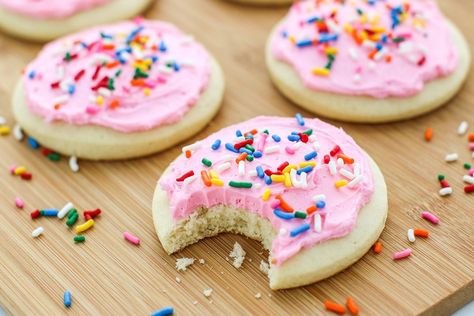 How to Make Homemade Lofthouse Sugar Cookies That Are Even BETTER Than Store-Bought Cake Mix Sugar Cookies, Easy Puppy Chow, Lofthouse Cookie Recipe, Soft Frosted Sugar Cookies, Lofthouse Sugar Cookies, Lofthouse Cookies, Homemade Peanut Butter Cups, Custard Recipe, Cake Mug