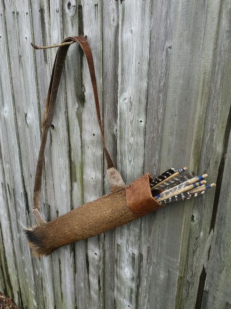 Picture of Primitive arrow quiver Diy Leather Quiver, Quiver Diy, Diy Quiver, Wooden Bow And Arrow, Diy Arrow, Archery Quiver, Leather Quiver, Bow Quiver, Arrow Quiver