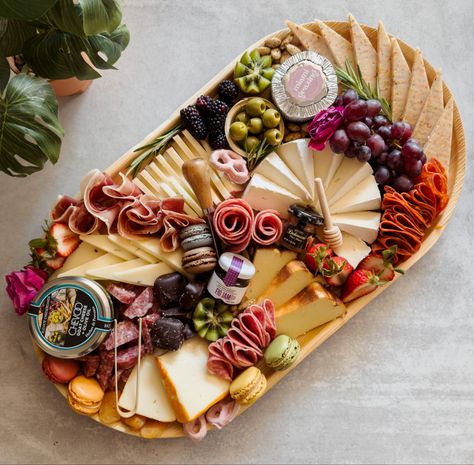 Perfect for charcuterie boaeds and catering! 22x12 inch. Charcuterie Board Catering, Charcuterie Board Oval, Cuban Charcuterie Board, Oval Charcuterie Board Ideas, Plastic Serving Trays, Palm Leaf Plates, Serving Tray Set, Fav Food, Charcuterie Inspiration