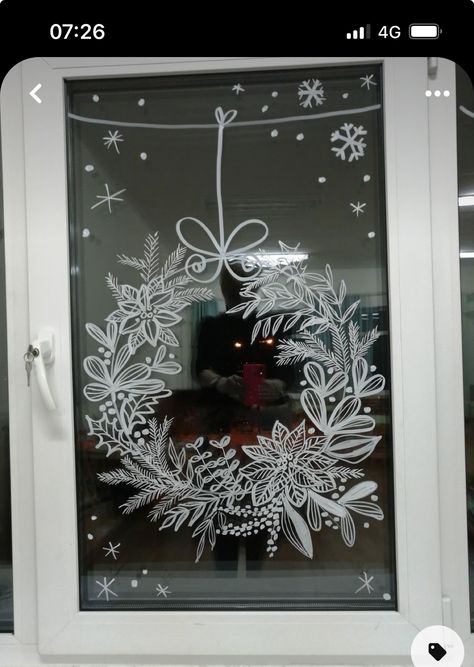 White Chalk Window Art Christmas, Winter Window Painting Ideas Easy, White Christmas Window Painting, Window Drawing Christmas, Christmas Window Art Ideas, Winter Window Painting Ideas, Christmas Window Drawing, Window Chalk Art, Christmas Window Art