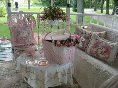 shabby porch Portico Shabby Chic, Shabby Chic Veranda, Camera Shabby Chic, Baños Shabby Chic, Shabby Chic Decorating, Cocina Shabby Chic, Muebles Shabby Chic, Shabby Chic Porch, Styl Shabby Chic