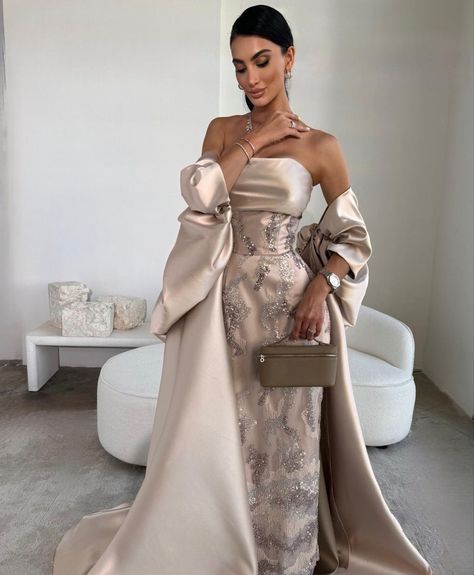 Arab Wedding Dresses, Arab Wedding Dress, Royal Dinner, Ungodly Hour, Arab Wedding, Stylish Wedding Dresses, Elegant Dresses Classy, Backless Prom Dresses, Pretty Prom Dresses