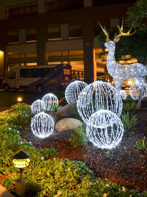 White Christmas Outdoor Decorations, Natural Outdoor Christmas Decor, Christmas Hotel Decorations, Christmas Architecture, Hotel Lobby Christmas Decor, Hotel Christmas Decorations Lobbies, Hotel Christmas Decor, Light Balls Christmas, Christmas Garden Decorations