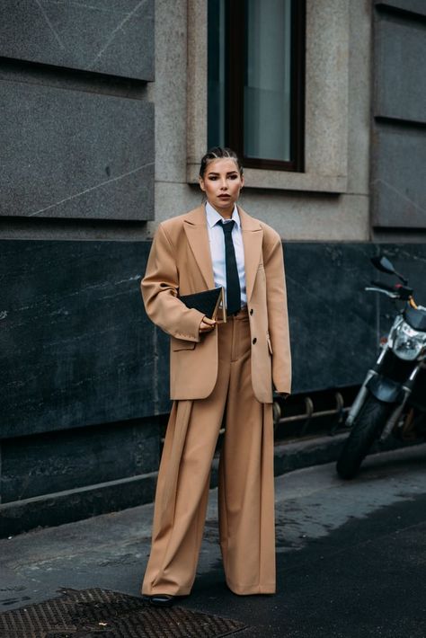 Tie Trend, Milan Fashion Week Street Style, New Street Style, Fall Outfit Ideas, Spring Street Style, Tie Styles, Summer Fashion Trends, Tomboy Fashion, Fashion Week Street Style