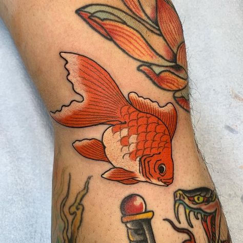 Golden Fish Tattoo, Japanese Fish Tattoo, Tank Tattoo, Traditional Japanese Tattoo Flash, Goldfish Tattoo, Tato Flash, Pikachu Tattoo, Vintage Tattoo Design, Small Flower Tattoos