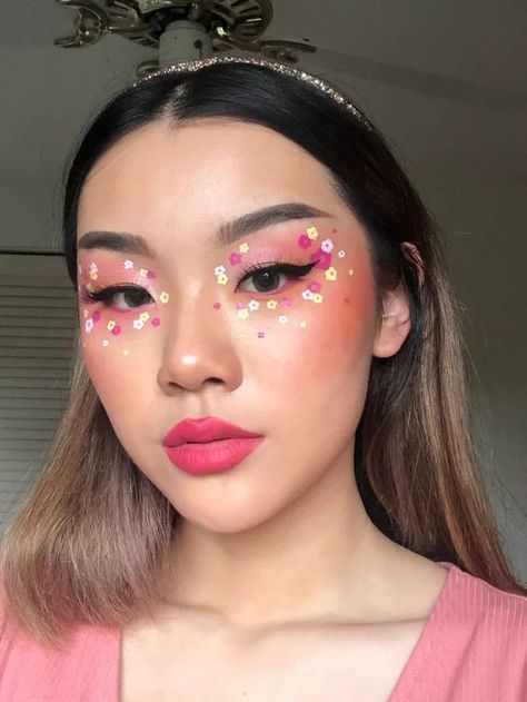 Pink Flower Eye Makeup, Pink 70s Makeup, Creative Eye Makeup Design, Picnic Makeup, Concert Makeup, Flower Makeup, Face Paint Makeup, Face Art Makeup, Rave Makeup