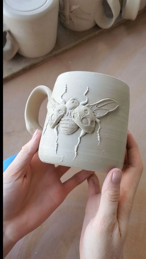 Sarah Ritchie’s Instagram video: “Some more slip trailing for ya” Ceramic Slip Trailing, Slip Casting Ceramics, Slip Trailing, Clay Art Projects, Clay Pottery, Instagram Video, Clay Art, Ceramic Art, Art Ideas