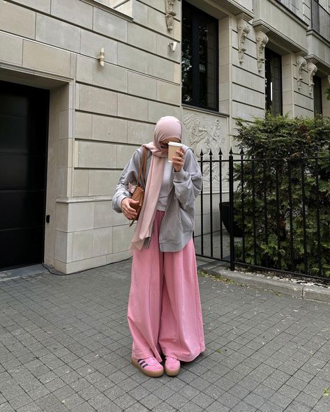 on Thursdays we wear pink🩷🍧🩰✨ Pink Dress Outfit Casual, Stylish Outfits Casual, Stile Hijab, Muslim Style, Modesty Outfits, Cute Modest Outfits, Modest Summer Outfits, London Outfit, Hijabi Outfits Casual