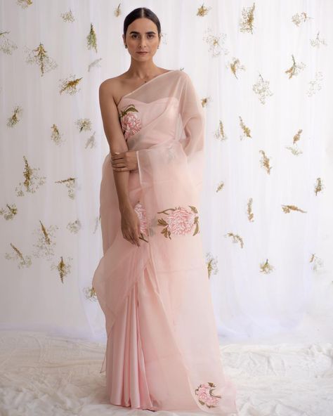 K A P A R D A R A’s Instagram profile post: “𝘍𝘭𝘦𝘶𝘳 • 𝘌𝘙𝘛𝘏𝘌'21 —— Featured - 𝘍𝘭𝘦𝘶𝘳 is made through the joinery of two fabrics: pure organza silk and satin georgette with handpainted…” Pink Organza Saree, Hand Painted Saree, Gardenia Flowers, Painted Saree, Saree Painting Designs, Peach Saree, Simple Saree Designs, Modern Saree, Saree Gown