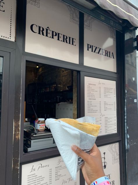 Classic crepe stand found in any corner of Paris #crepes #paris #parisienne #parisian #france Paris Crepes, Crepe Stand, Ticket To Ride, Metropolis, Crepes, Food Truck, Paris France, Vision Board, Gif