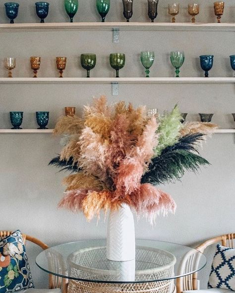 Colorful pampas grass arrangement Living Pequeños, Stile Boho Chic, Grass Decor, Pampas Grass Decor, Pampas Gras, Dried Floral, Dried Flower Arrangements, Pampas Grass, How To Preserve Flowers