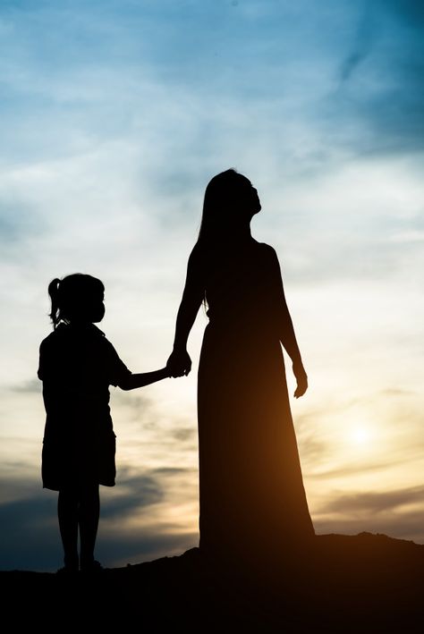 Silhouette of mother with her daughter standing and sunset Free Photo Mother Daughter Art, Mother Daughter Pictures, Mother Daughter Photos, Mother Photos, Mother Pictures, Mother Images, Mom Art, Actor Picture, Mom Daughter