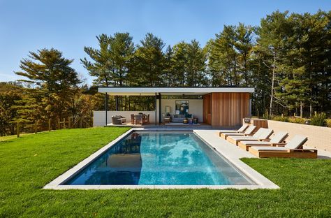 20 conceptions de piscines modernes sensationnelles du milieu du siècle que vous allez obséder Mid Century Modern Pool, Mid Century Pool, Backyard Pool Design, Modern Pool House, Pond Pool, Deck Piscina, Simple Pool, Dream Backyard Pool, Pool House Designs