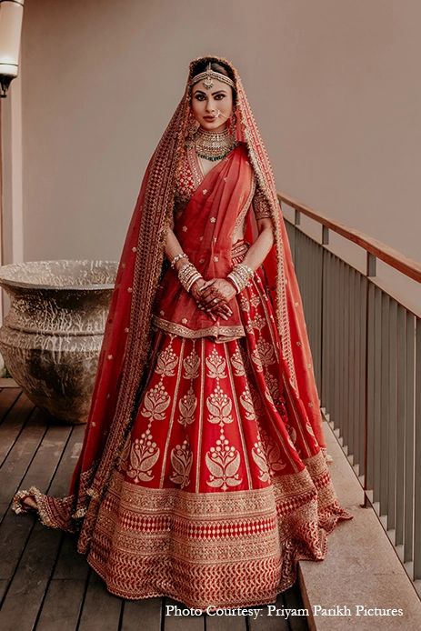 Outif Ideas, Sabyasachi Wedding, Reception Decor Ideas, Latest Bridal Lehenga Designs, Investment Banker, Baju Kahwin, Sabyasachi Bridal, Pengantin India, Sabyasachi Bride