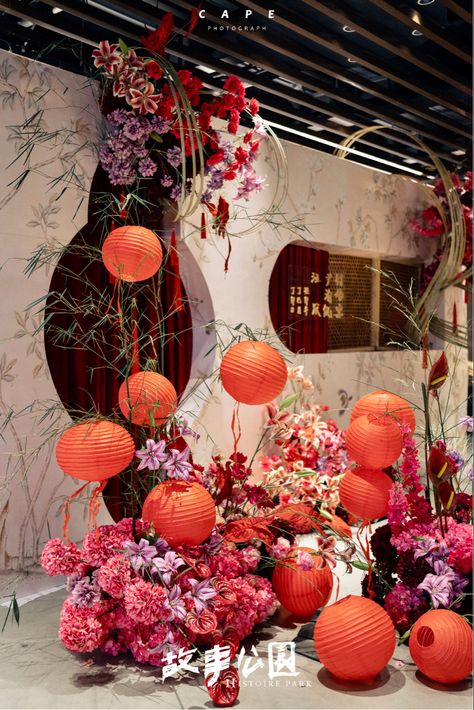 Crazy Rich Asians Party Theme, Chinese Tea Ceremony Decoration, Crazy Rich Asians Theme, Chinese Theme Party, Chinese New Year Flower Arrangement, Chinese Wedding Backdrop, Crazy Rich Asians Wedding, Asian Party Decorations, Sangjit Decoration