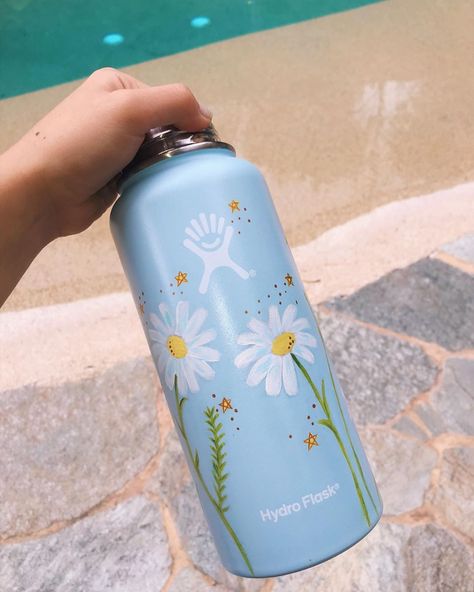 🎨Hydros by Brooke🎨 on Instagram: “White daisies for @kaceyblue ✨✨ • • • #hydroflask #customhydroflasks #paintedhydroflask #painting #daisies #stars” Hydro Painting, Flask Diy, Flask Art, Painting Daisies, Custom Hydro Flask, Water Bottle Art, Hydro Flask Bottle, Flask Design, Hydro Flask Water Bottle