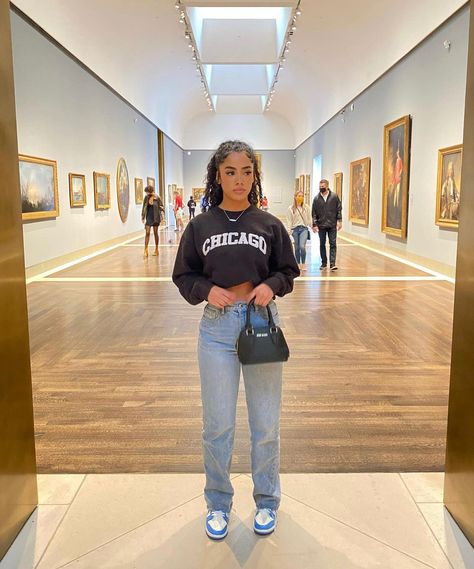 Instagram influencer Kennedy Bonham posing for insta pic at museum art gallery Tomboy Style Outfits, Chill Outfits, Streetwear Fashion Women, Teenager Outfits, Tomboy Fashion, Baddie Outfits Casual, Dope Outfits, Teenage Fashion Outfits, Streetwear Outfit