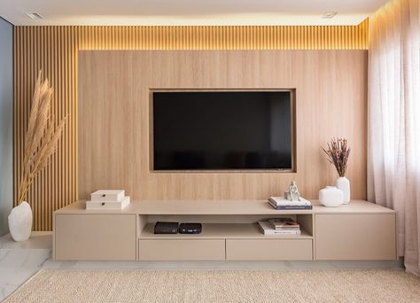 GATHI | living 🤍 Mais um ângulo desta sala de TV lindíssima é super aconchegante. >> Deslize para ver o ANTES >> Ph @luizfrancofoto… | Instagram Bed Tv, Tv Unit Furniture Design, Tv Unit Interior Design, Tv Unit Furniture, Wall Tv Unit Design, Tv Room Design, Tv Wall Unit, Top Interior Designers, Home Interiors