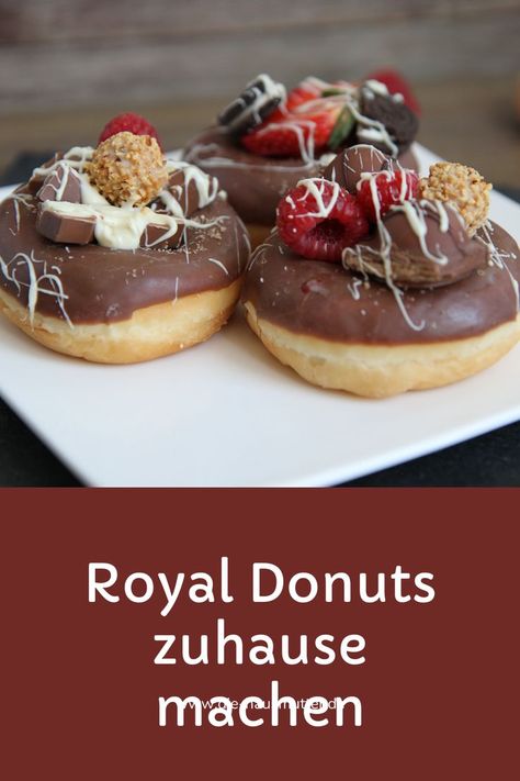 Wie macht man eigentlich royal Donuts selbst? Hier findest du ein schnelles und einfaches Donut Rezept um zuhause deine eigenen Royal Donuts backen zu können. Inklusive Ideen wie du deine Donuts verzieren und pimpen kannst. #backen #rezept #donuts #royaldonut Royal Donuts, Cupcake Muffins, Birthday Cake Kids, Pampered Chef, Kids Cake, Mini Cheesecake, Party Food, Donuts, Life Hacks