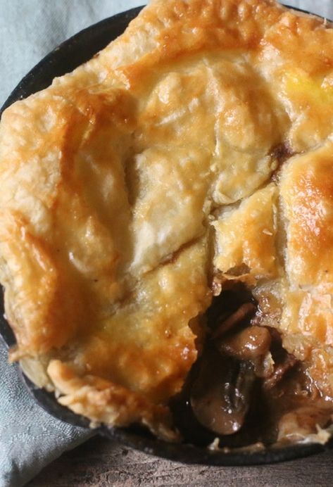 Hearty beef mushroom guinness pot pie and savory topping with tasty beef and gravy Beef And Guinness Pie, Beef And Gravy, Beef And Mushroom Pie, Steak And Mushroom Pie, Guinness Pie, Guinness Recipes, Beef Mushroom, Beef Pot Pies, Savory Pies Recipes