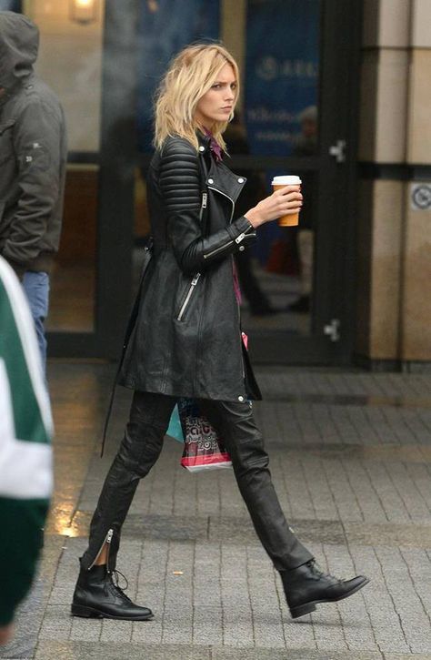 Street Style Leather Scottish Women, Elle King, Walking Down The Street, Lady Like, Leather Jacket Outfits, Winter Vibes, Outfit Jeans, Leather Wear, Rock Chic